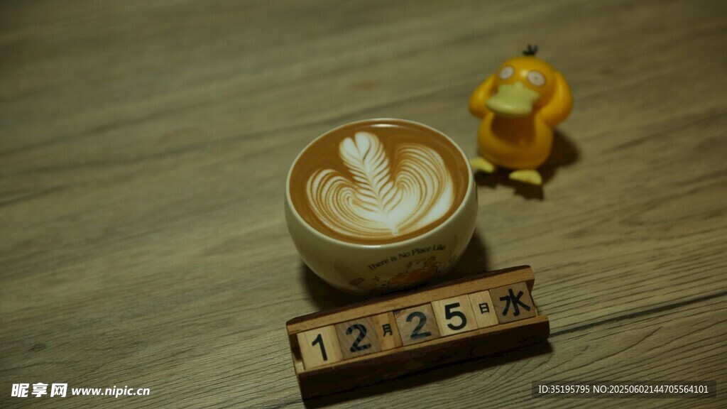 精致拉花咖啡与数字摆件
