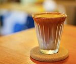 玻璃杯中浓郁的棕色咖啡