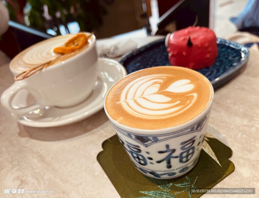 两杯拉花咖啡的惬意时光