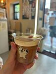 手持卡通图案咖啡杯