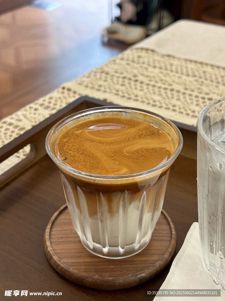 精致玻璃杯中的浓缩咖啡