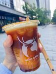 手持瑞幸咖啡饮品特写