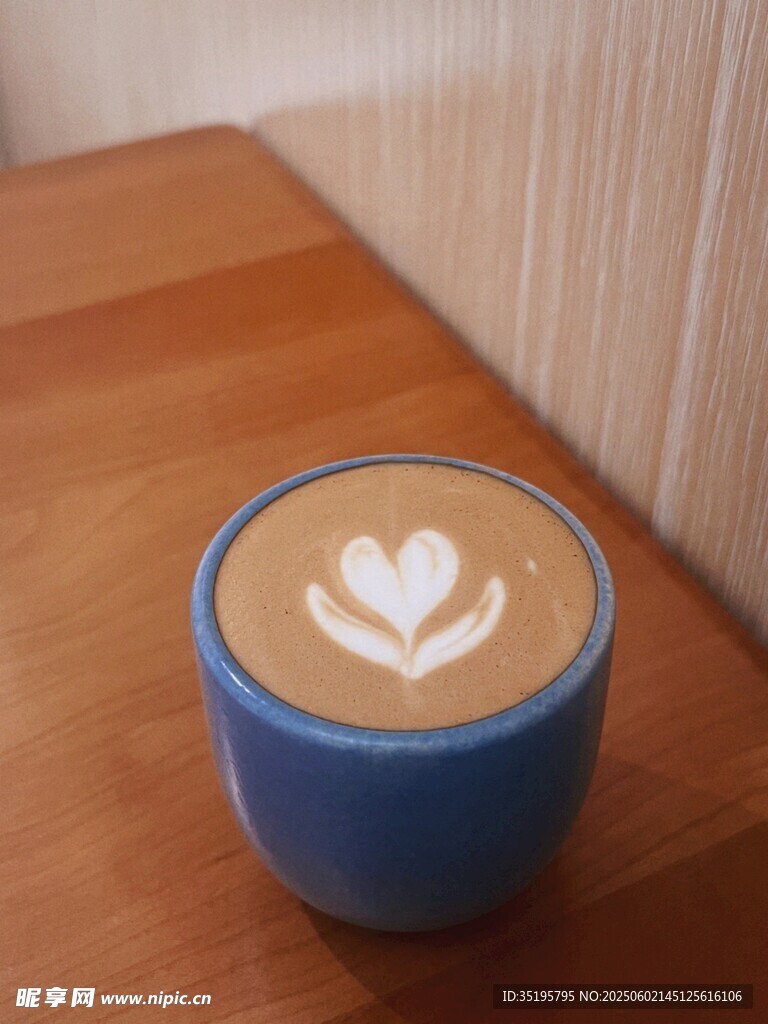 蓝色杯中的爱心拉花咖啡