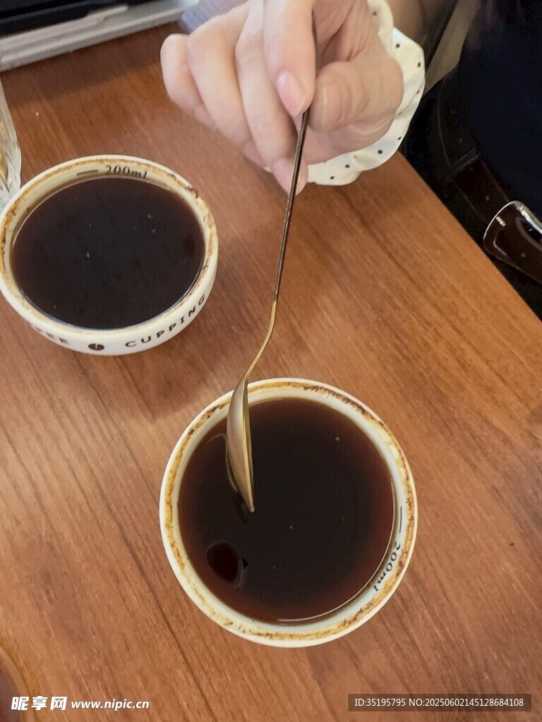 手搅两杯深色饮品