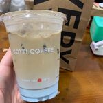 手持一杯挪瓦咖啡饮品