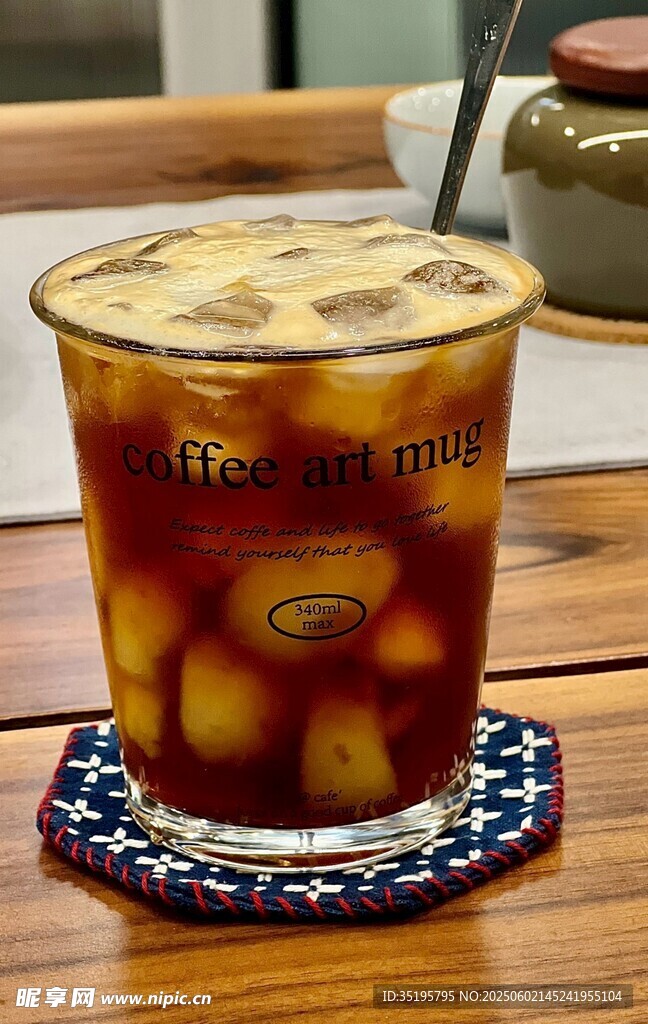 冰爽茶饮置于多彩杯垫上