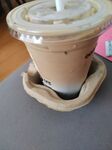 分层奶茶置于木质杯托上