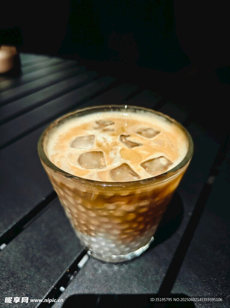 冰爽美味的玻璃杯装咖啡