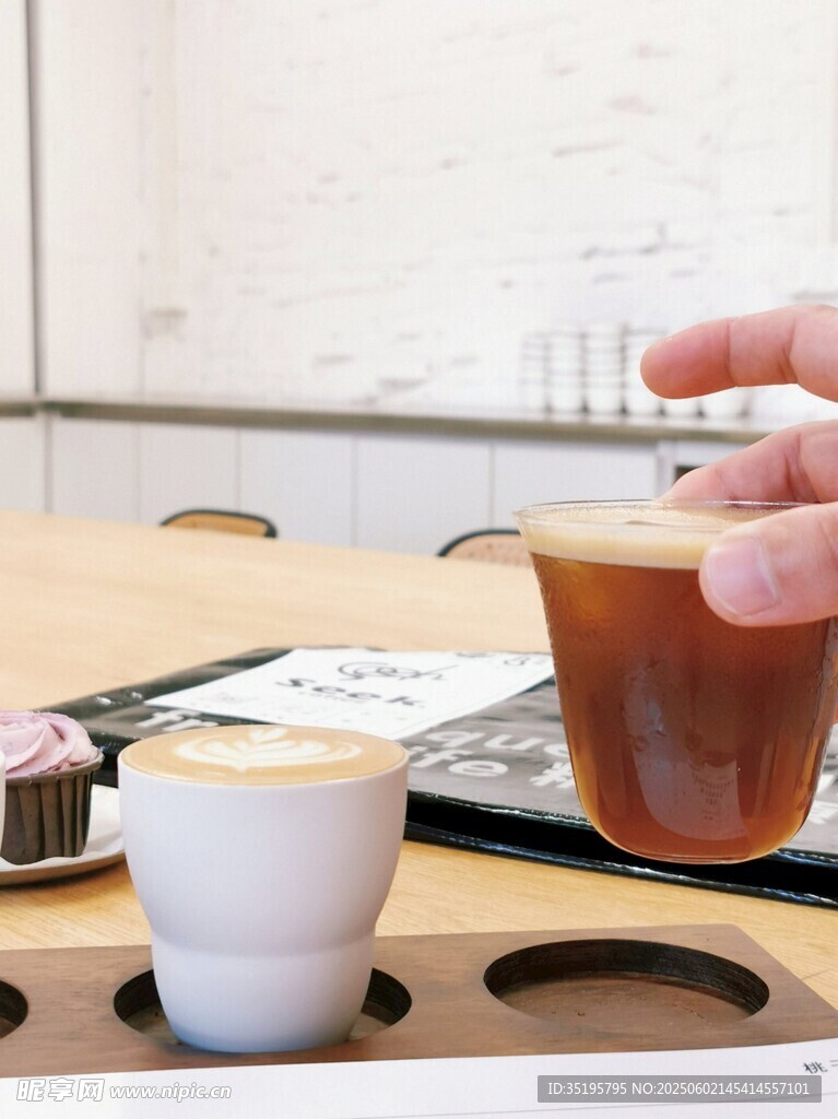 手捧咖啡杯的惬意时刻