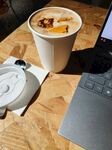桌上的咖啡与电子设备