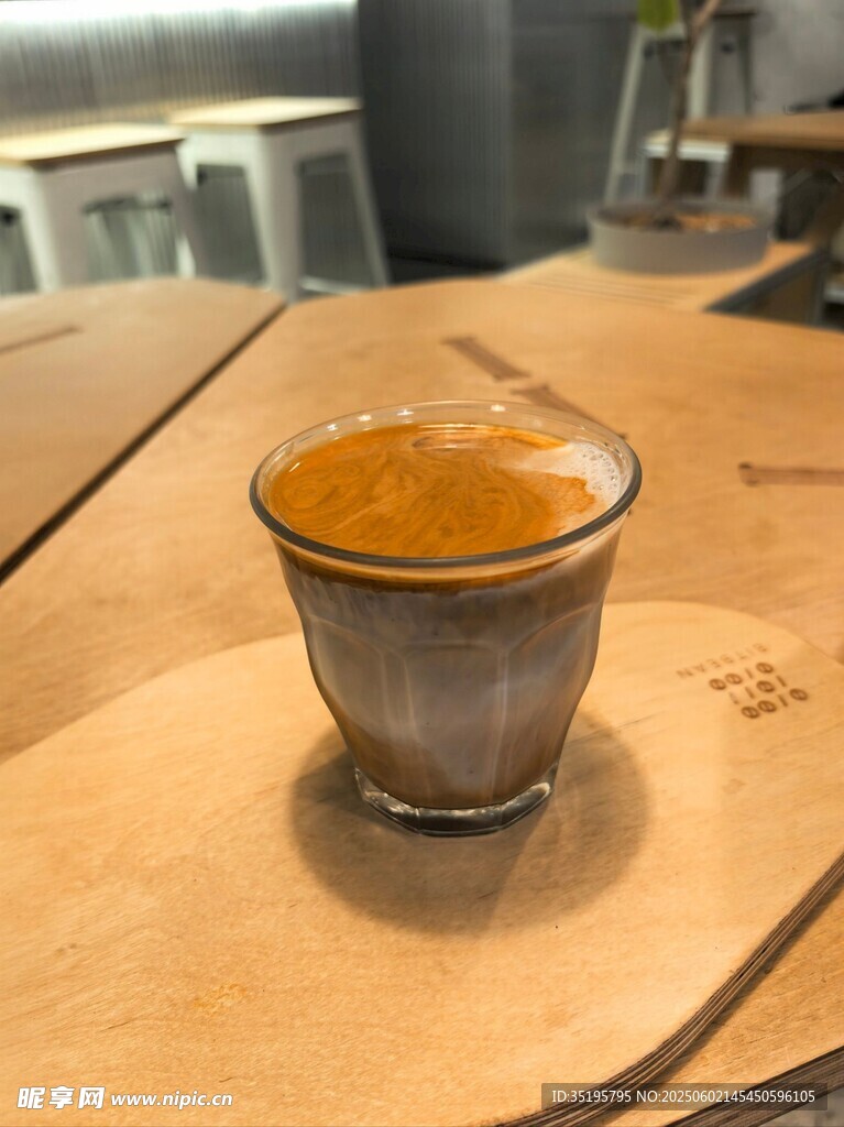 木质桌面上的一杯浓缩咖啡
