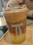 分层美味奶茶饮品展示