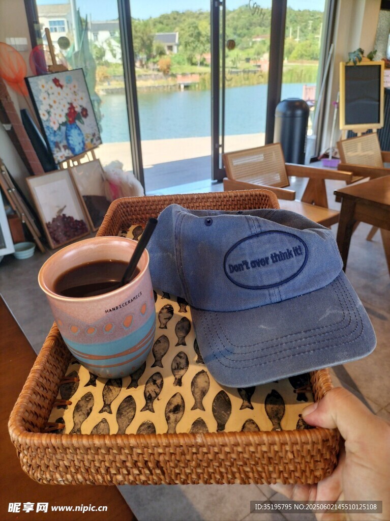 手捧篮中帽与杯的闲适场景