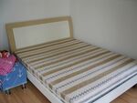 简约条纹床具卧室一角