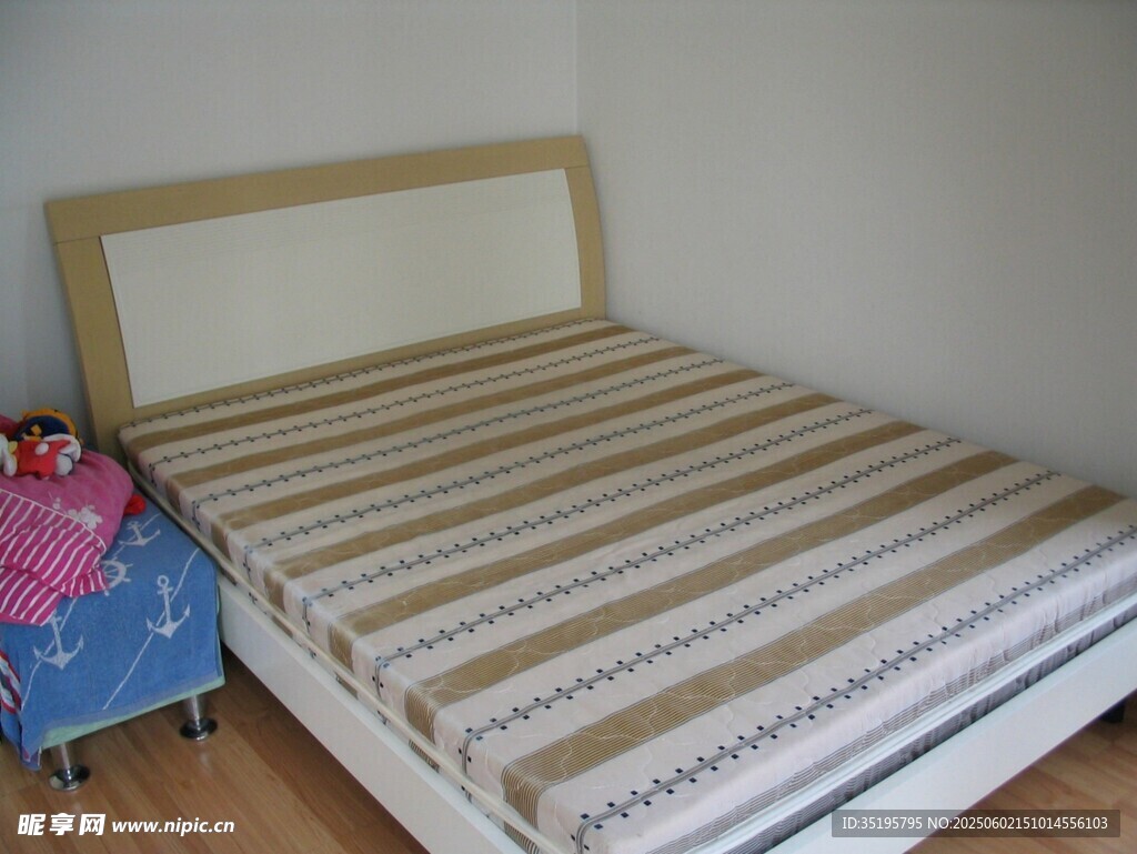 简约条纹床具卧室一角