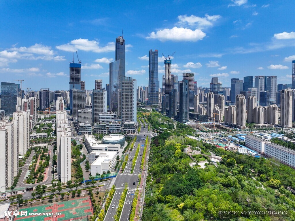 都市繁华景观与绿地交织
