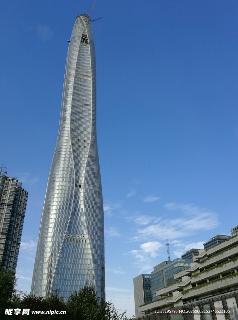 高耸摩天大楼矗立蓝天