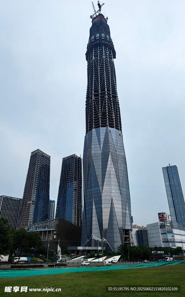 摩天大楼矗立城市绿地旁