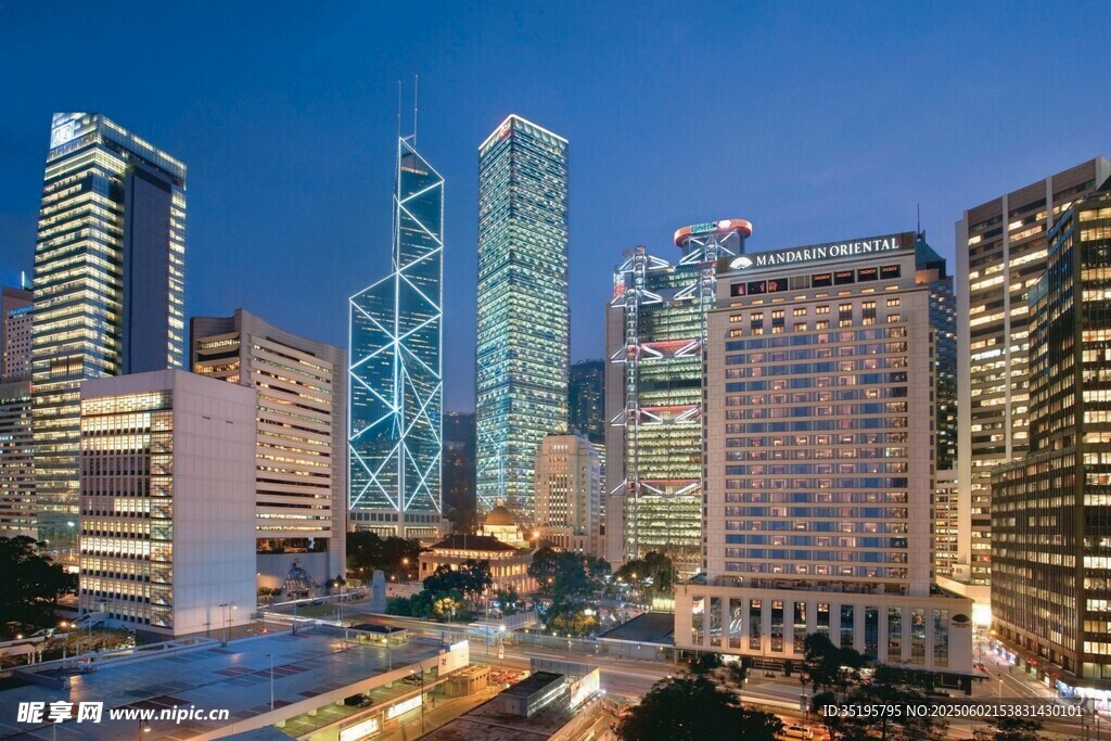 繁华都市夜景高楼林立