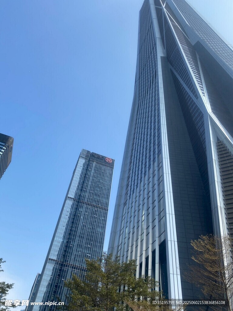 摩天大楼矗立蓝天之下