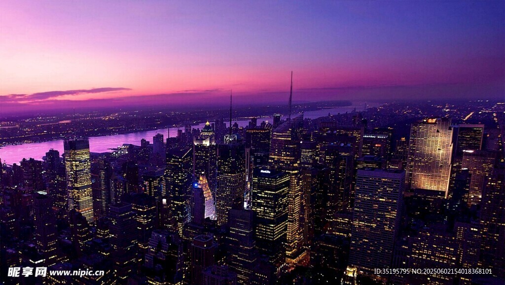 城市天际线的绚丽黄昏