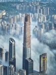 云雾中林立的摩天大楼