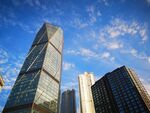 都市摩天大楼与蓝天白云