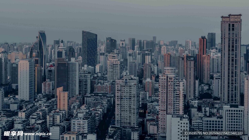 俯瞰繁华都市建筑群