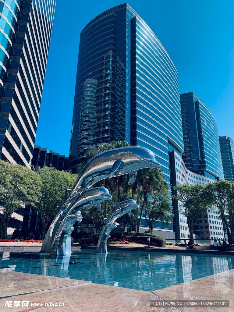 城市中的海豚喷泉雕塑