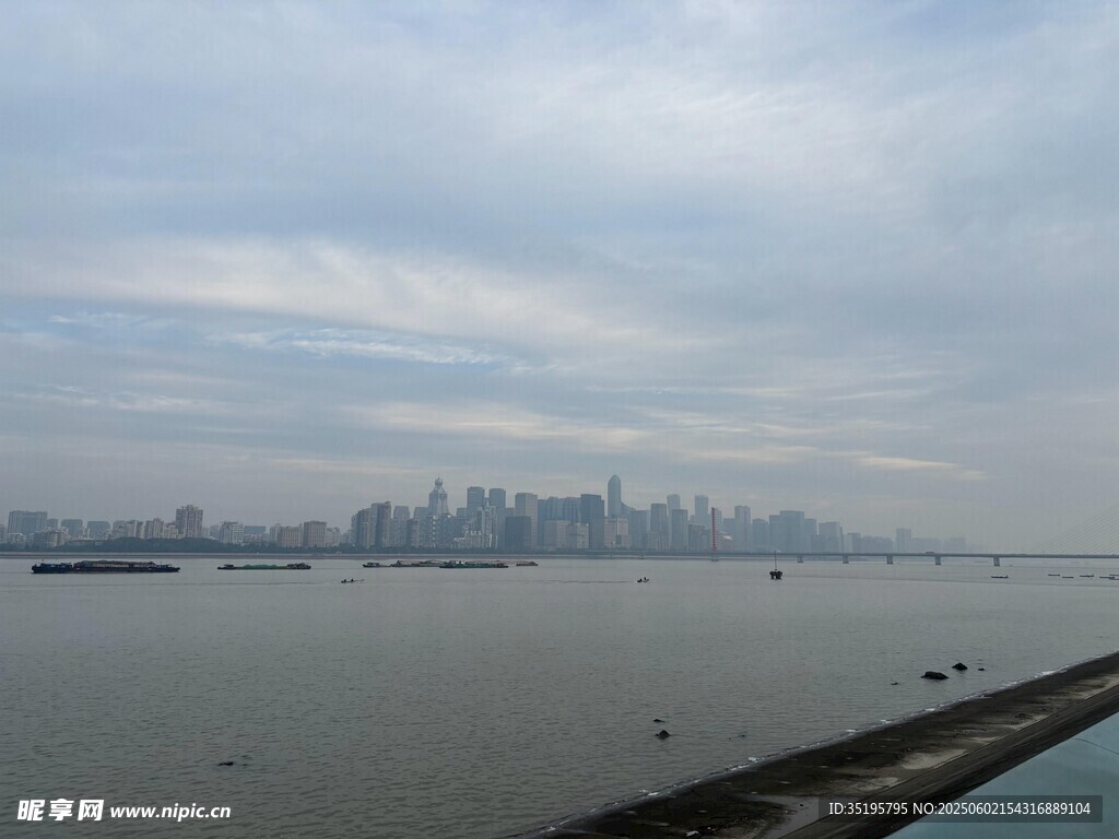 城市江畔远景风光