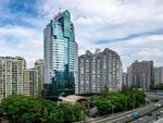 都市高楼与周边建筑群