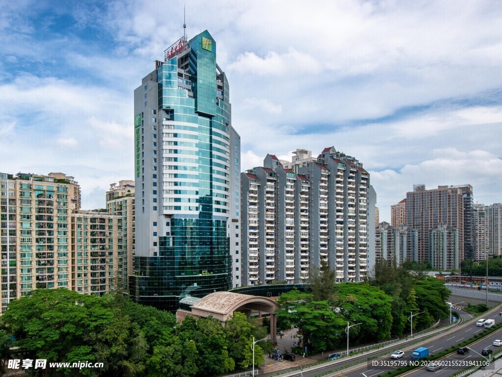 都市高楼与周边建筑群