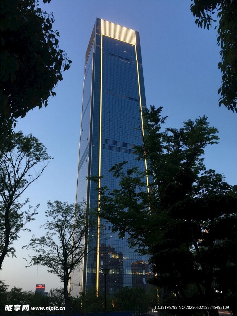 城市中高耸的现代玻璃大楼