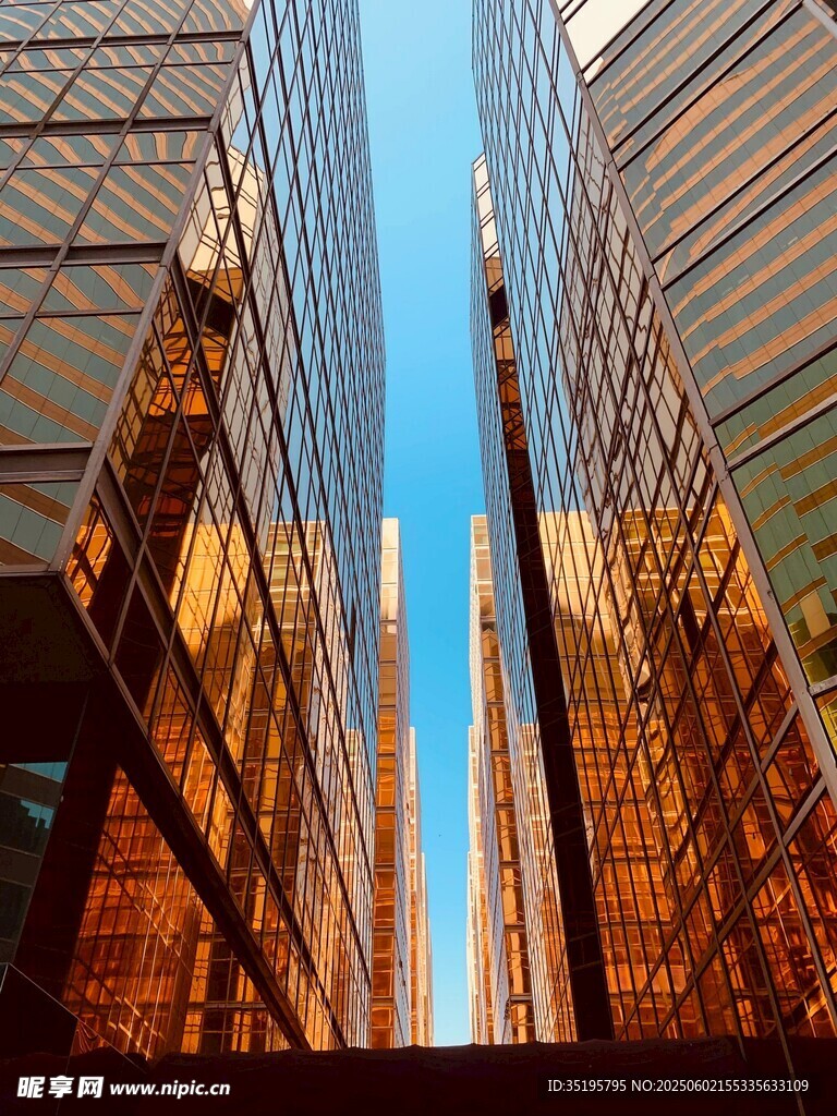 都市高楼间的蓝天景致