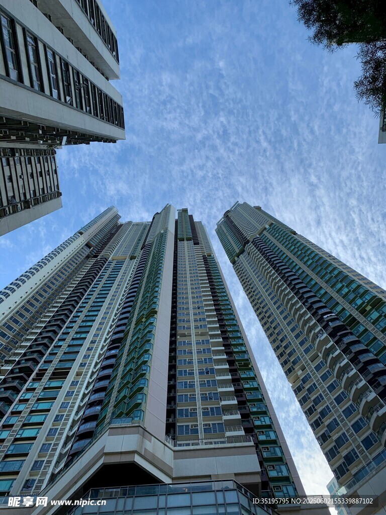 仰视都市摩天高楼景观