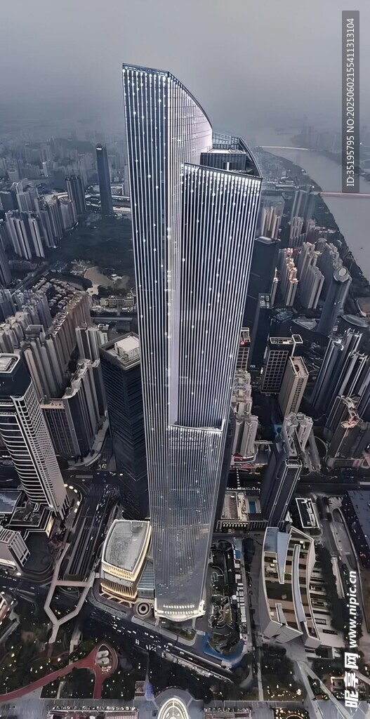 摩天大楼矗立城市建筑群中