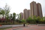 城市住宅区旁的绿化景观