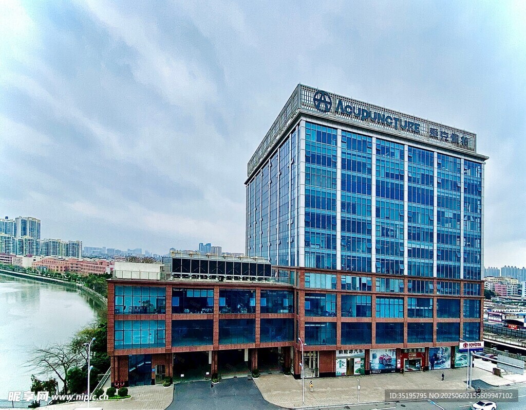 现代风格商务办公大楼