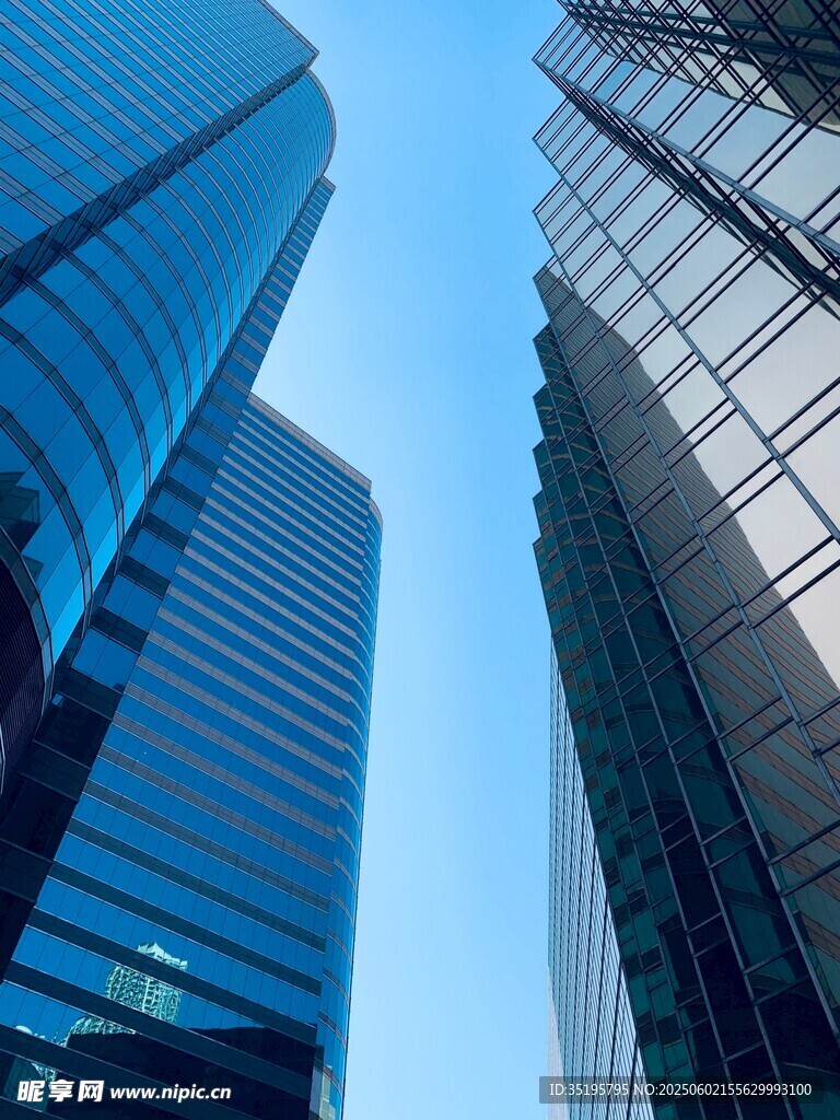 现代摩天大楼的城市天际线
