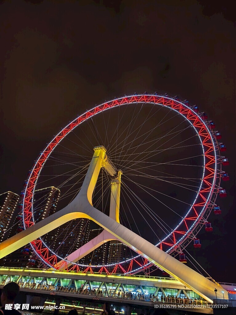 璀璨夜景中的绚丽摩天轮