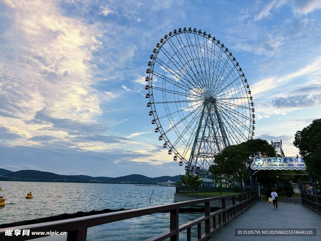湖畔摩天轮的美丽景致
