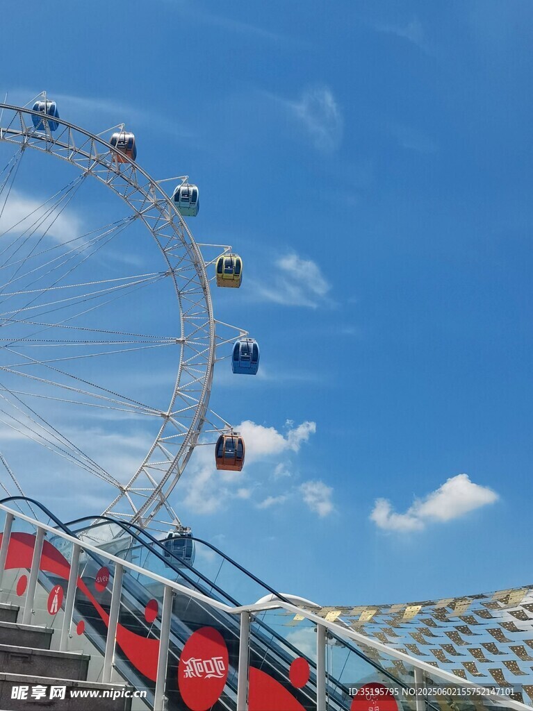 蓝天白云下的摩天轮景观