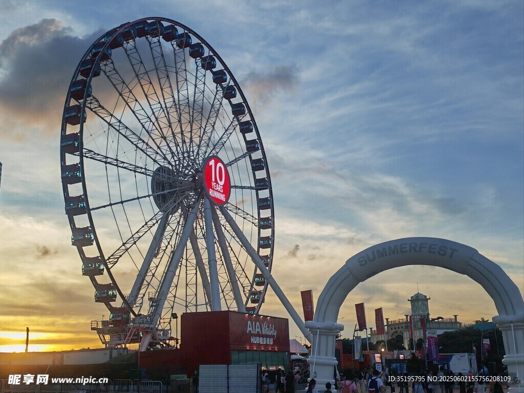 夕阳下的摩天轮与拱门景观