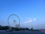 夕阳下的摩天轮美景