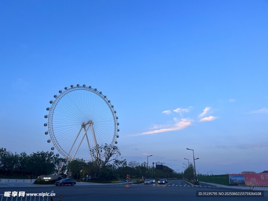 夕阳下的摩天轮美景