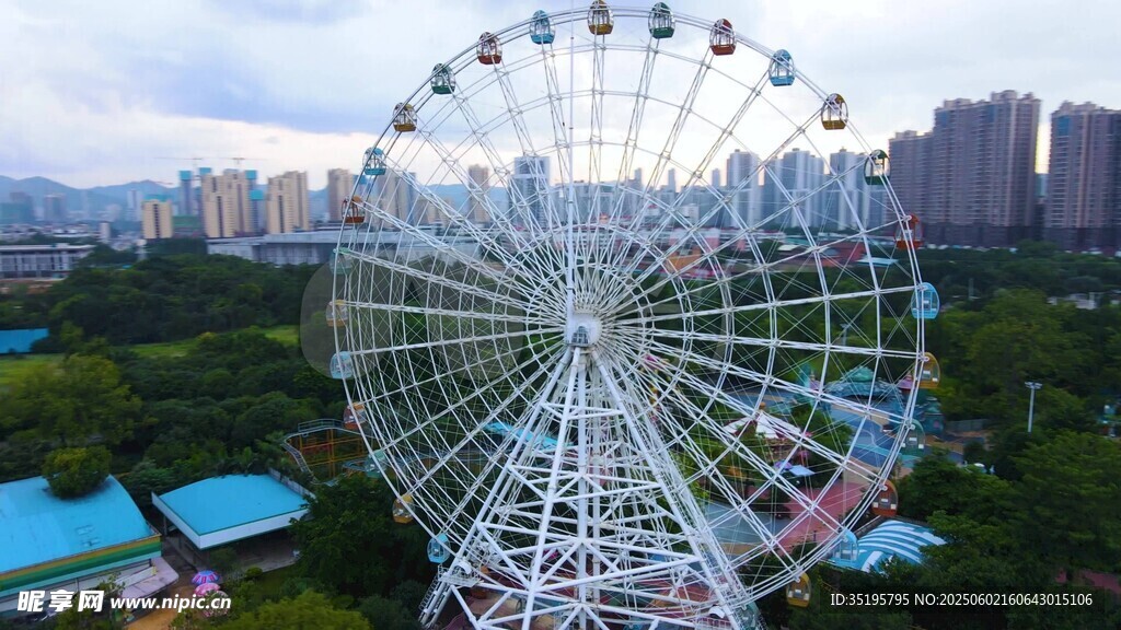 城市中的巨型摩天轮景观