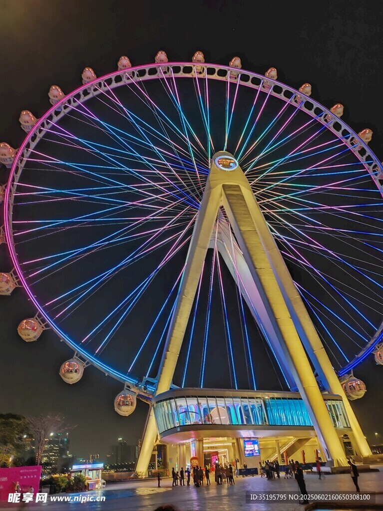 璀璨夜景中的绚丽摩天轮