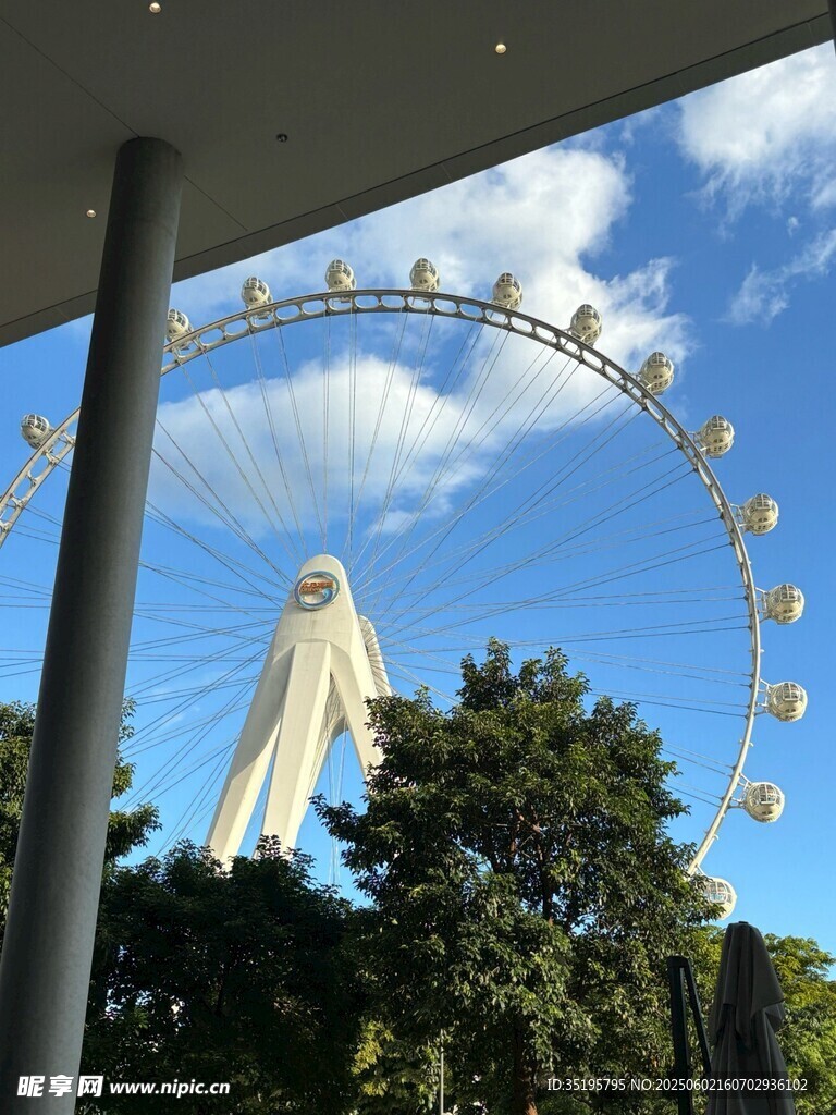 户外白色雕像与蓝天绿树
