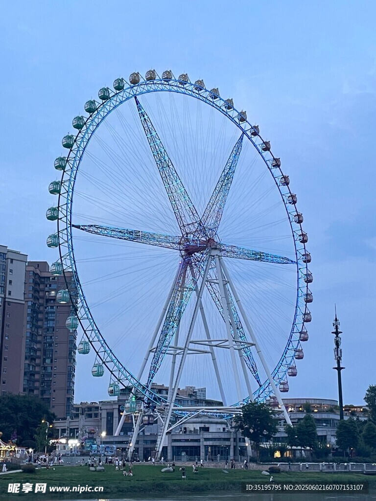 城市中的巨型摩天轮景观