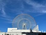 城市中的巨型摩天轮景观